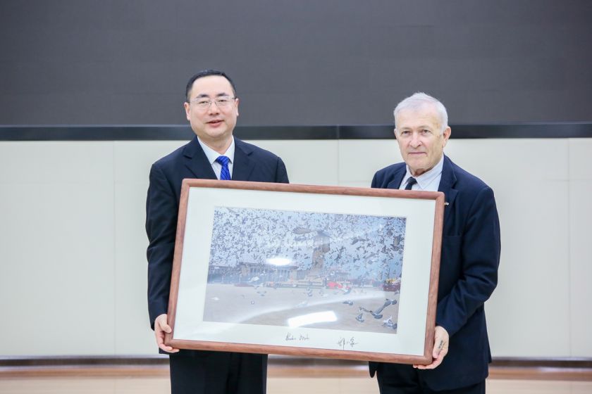 河北省体育局副局长田军会见国际鸽联主席巴窦